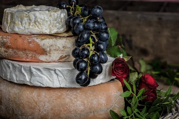 Où peut-on trouver une location de vacances en Normandie avec des cours de cuisine normande et des visites de fromageries?